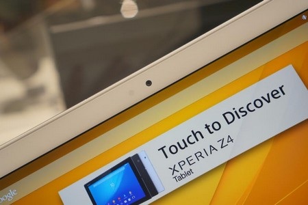 Cận cảnh Xperia Z4 Tablet - Máy tính bảng mỏng và mạnh mẽ nhất hiện nay - 5 Camera phụ 5 megapixel ở mặt trước sản phẩm