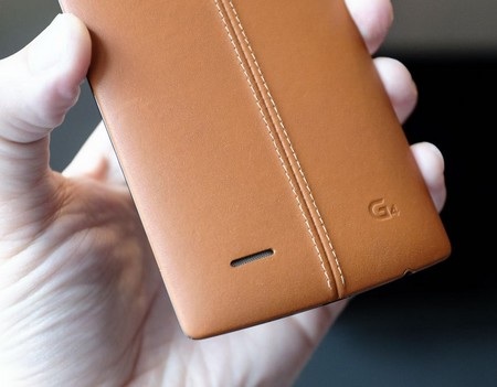 Cận cảnh smartphone cao cấp G4 vừa trình làng của LG - 10 Loa ngoài và logo G4 ở mặt sau của máy.