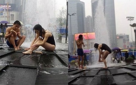 Cặp đôi ngang nhiên cởi đồ tắm rửa ngay giữa quảng trường - 1 Cặp đôi thản nhiên tắm rửa ngay giữa quảng trường trong sự ngỡ ngàng của nhiều người