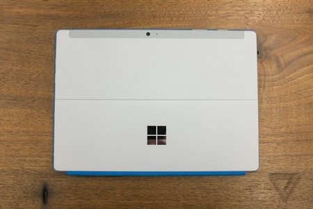 Microsoft bất ngờ trình làng Surface 3, “đối thủ nặng ký” của iPad Air - 9 Mặt sau của máy