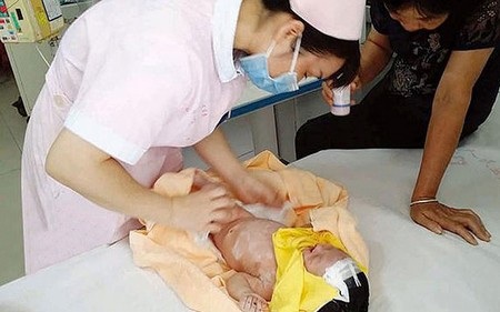 Bé sơ sinh sống sót thần kỳ sau 8 ngày bị chôn sống - 1 Bé sơ sinh được kiểm tra sức khỏe tại bệnh viện sau khi được cứu sống