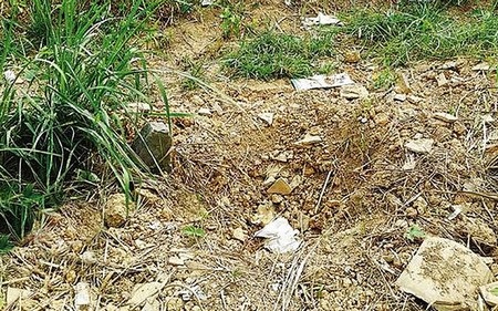 Bé sơ sinh sống sót thần kỳ sau 8 ngày bị chôn sống - 2 Hiện trường bãi đất nơi chiếc hộp có chứa bé sơ sinh được tìm thấy