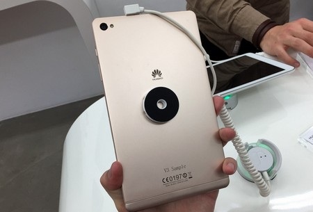 Mặt trước và mặt sau của Huawei MediaPad M2