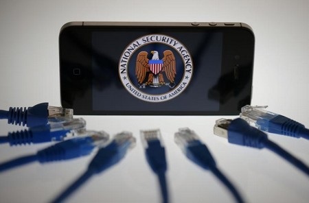 NSA tấn công kho ứng dụng của Google, Samsung để theo dõi smartphone người dùng - 1 NSA đang muốn biến smartphone thành những thiết bị theo dõi người dùng?
