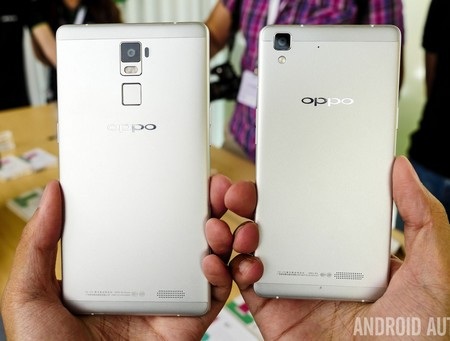 Oppo trình làng bộ đôi smartphone R7 và R7 Plus - 3 Oppo R7 Plus (trái) sở hữu cảm biến vân tay ở mặt sau, trong khi Oppo R7 thiếu đi tính năng này