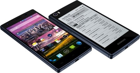 Smartphone 2 màn hình độc đáo của hãng điện thoại ít tên tuổi - 1 Smartphone sở hữu màn hình chính thông thường và màn hình phụ đen trắng ở mặt sau