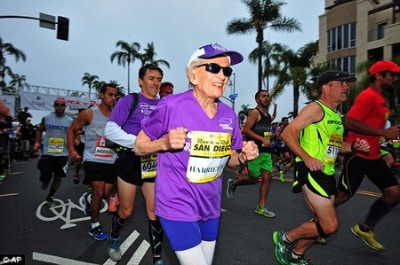 Cụ bà 92 tuổi vẫn hoàn tất 42km đường chạy marathon - 1 Cụ bà Thompson vẫn rất hào hứng tham gia cuộc đua ở tuổi 92