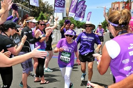 Cụ bà 92 tuổi vẫn hoàn tất 42km đường chạy marathon - 2 Nhiều người chúc mừng khi bà Thompson băng qua vạch đích