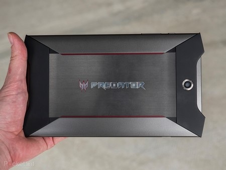 Acer ra mắt máy tính bảng chơi game với thiết kế hầm hố - 2 Mặt sau bằng kim loại với thiết kế hầm hố