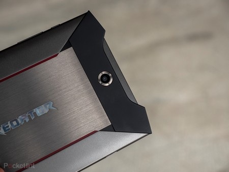Acer ra mắt máy tính bảng chơi game với thiết kế hầm hố - 6 Camera sau