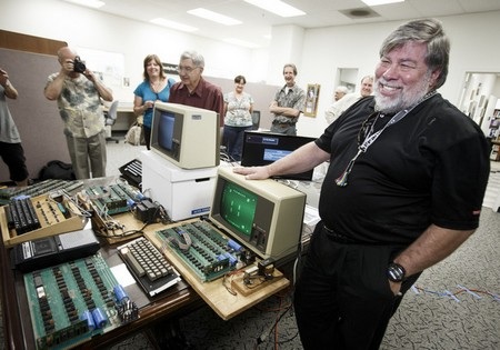 Nhà đồng sáng lập Steve Wozniak bên một trong những chiếc máy tính Apple-I