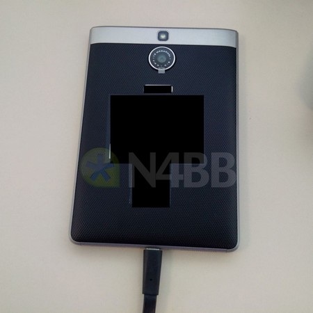 BlackBerry Oslo lộ hình ảnh và cấu hình chi tiết - 1 Mặt sau của sản phẩm được phủ một lớp cao su như trên BlackBerry Z3 hay Leap
