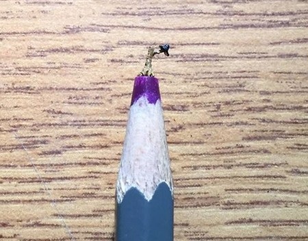 Tác phẩm điêu khắc tinh xảo trên... ngòi bút chì - 5 Chiếc mũ móc trên một cành cây