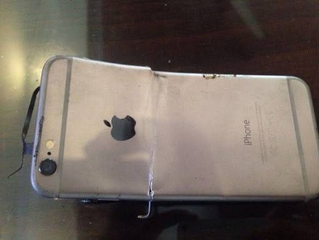 iPhone 6 bất ngờ phát nổ, chủ nhân may mắn không bị thương - 2 Mặt trước và mặt sau chiếc iPhone 6 bị phát nổ của Kishan Yadav