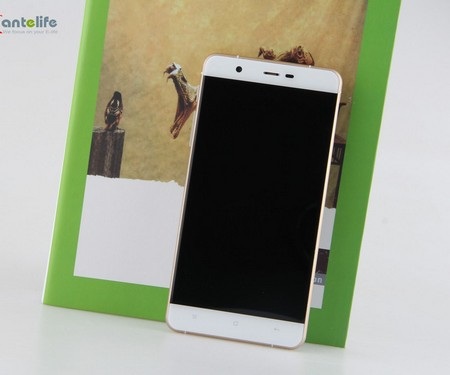 Sản phẩm có thiết kế bề ngoài với nhiều nét tương đồng iPhone 6, Xperia Z3