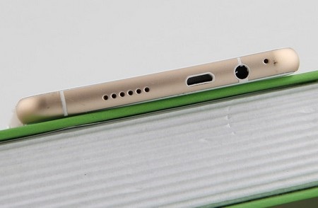 Các cổng kết nối và loa ngoài nằm ở cạnh dưới của máy