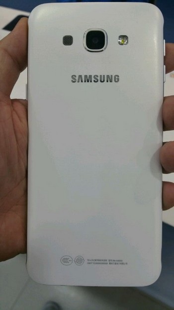 Lộ ảnh và video thực tế smartphone mỏng nhất sắp ra mắt của Samsung - 5 Mặt sau của máy, nhiều khả năng bằng chất liệu nhựa, thay vì bằng kim loại