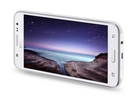 Smartphone đầu tiên hỗ trợ đèn flash camera trước của Samsung - 2 Galaxy J5