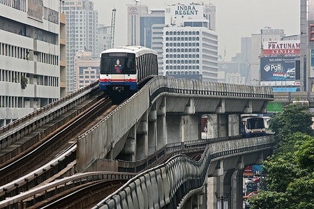 Một đoàn tàu đang vào ga tại Bangkok.