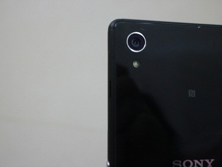 Cận cảnh camera 13 megapixel ở mặt sau của máy