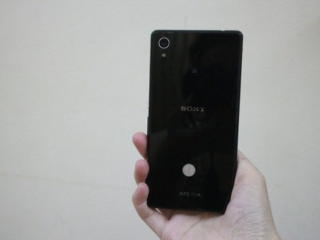 Mặt sau của máy bằng chất liệu nhựa, thay vì mặt kính như các mẫu smartphone cao cấp khác của Sony