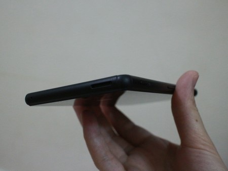 Loa ngoài nằm ở cạnh dưới của máy