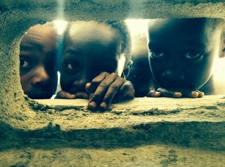 Những bức ảnh tuyệt đẹp đầy nghệ thuật chụp bằng iPhone - 5 Nhiếp ảnh gia người Anh David Craik xếp thứ 2 với bức ảnh chụp những chú chim trên bàn cafe.