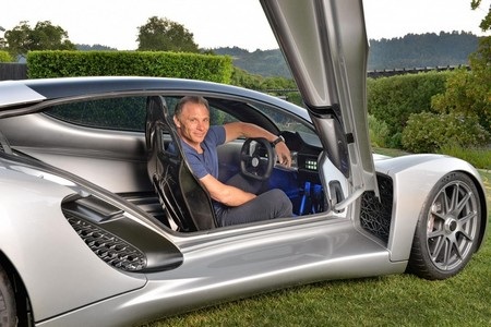 Kevin Czinger - CEO kiêm nhà sáng lập Divergent Microfactories ngồi trong chiếc siêu xe Blade