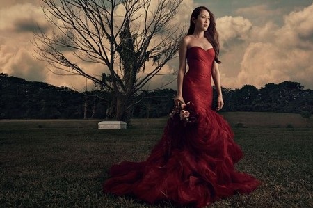 Cặp đôi chụp ảnh cưới bên cạnh... quan tài - 2 Jenny xuất hiện đầy kì bí trong bộ ảnh cưới của mình