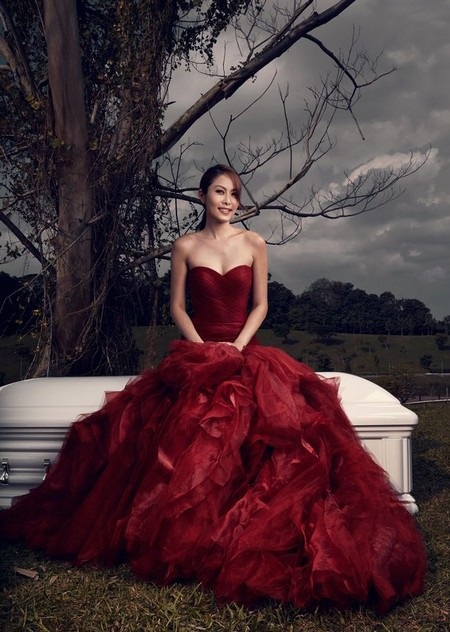 Cặp đôi chụp ảnh cưới bên cạnh... quan tài - 3 T.Thủy