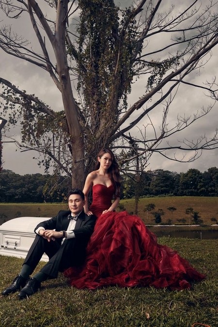 Cặp đôi chụp ảnh cưới bên cạnh... quan tài - 4 T.Thủy