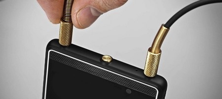 Smartphone chuyên nghe nhạc hỗ trợ 2 giắc cắm phone 3,5mm - 1 London là chiếc smartphone đầu tiên của Marshall, hỗ trợ đồng thời 2 giắc cắm phone