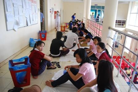 Thêm một vụ ngộ độc tập thể sau bữa cơm trưa - 1