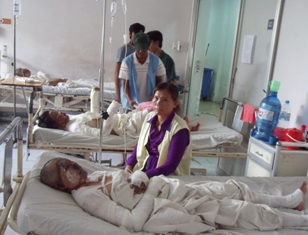 Hai nạn nhân đầu tiên vụ nổ bình dầu được xuất viện - 1