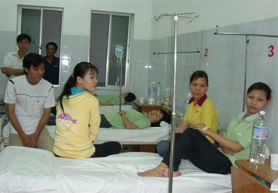 Gần 150 công nhân nhập viện sau bữa cơm trưa - 1 Gần 150 công nhân nhập viện sau bữa cơm trưa - 1