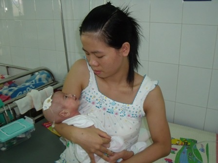 Tiếng khóc con thơ “xé lòng” người mẹ nghèo - 1