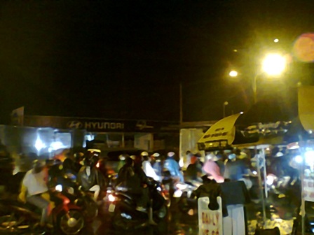 Tắc đường nghiêm trọng trong mưa lớn - 2