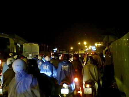 Tắc đường nghiêm trọng trong mưa lớn - 3