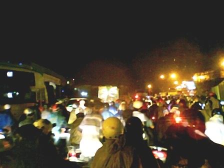 Tắc đường nghiêm trọng trong mưa lớn - 4