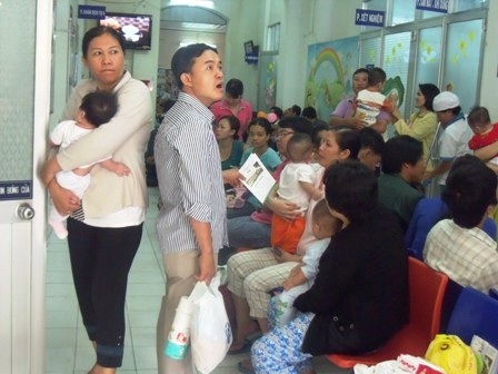 “Gồng mình” chống dịch tay chân miệng và sốt xuất huyết - 2