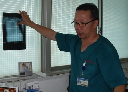 Cứu sống “hiệp sĩ” bị cướp đâm xuyên màng phổi, thủng gan - 1