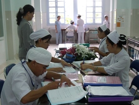 Nghịch lý về tình trạng thiếu điều dưỡng tại bệnh viện công - 1