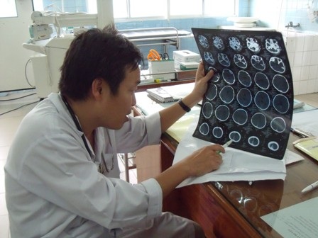 Bị dừa rơi trúng đầu, bé 3 tuổi chấn thương sọ não - 1