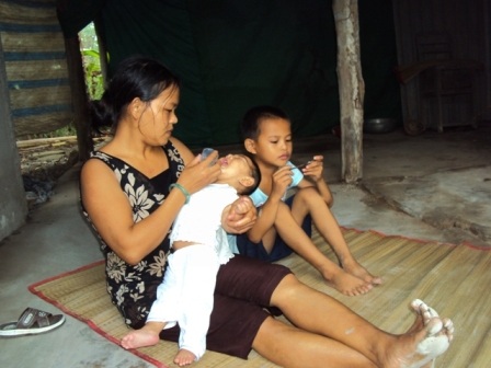 Thương lắm cháu bé bại não bị cha hắt hủi - 2