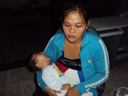 Thương lắm cháu bé bại não bị cha hắt hủi - 1