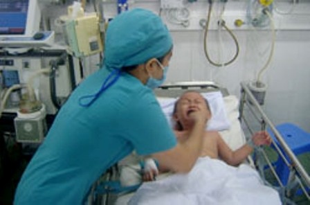 Uống nhầm thuốc diệt mối, bé 2 tuổi nguy kịch - 1