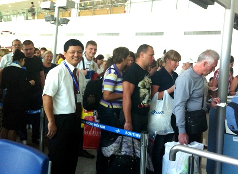 Du khách Nga bị “kẹt” ở Bình Thuận đang lần lượt về nước - 1