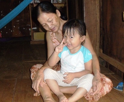 Cháu bé cha chết, mẹ bỏ đi sống trong cảnh khốn cùng - 2