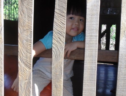 Cháu bé cha chết, mẹ bỏ đi sống trong cảnh khốn cùng - 1