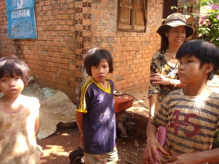Người mẹ cắt gân chân tay con gái mong được nhận lại con - 1